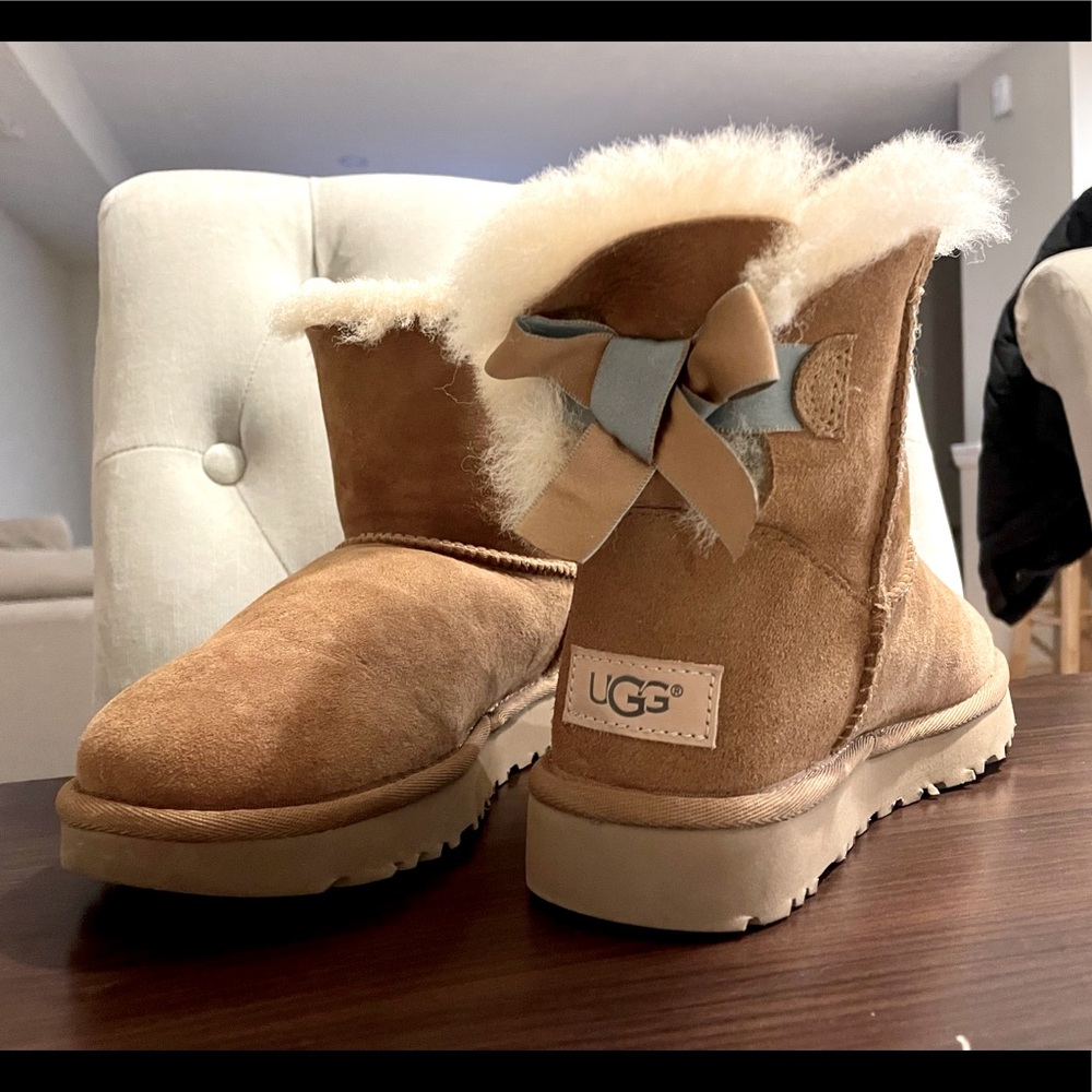 UGG Mini Bailey Bow 2 Boot size 6 LIKE NEW!